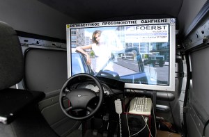 Στον προσομοιωτή οδήγησης τού ΙΜΕΤ ο οδηγός έχει την αίσθηση πραγματικής οδήγησης: ενδείκνυται για τη μελέτη επικίνδυνων καταστάσεων, των οποίων η μελέτη υπό πραγματικές συνθήκες δεν θα ήταν ασφαλής.