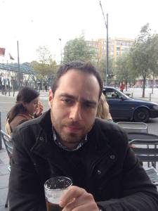 Γιάννης Αλμπανούδης, 32 ετών, απόφοιτος πολιτικών επιστημών, εργάζεται στην Ευρωπαϊκή Επιτροπή, στο Βέλγιο