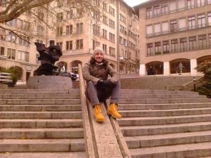 Κώστας Μεσημερλής, 32 ετών, εκπαιδευτικός. Εργάζεται σε σχολείο στην Ελβετία