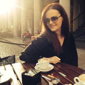 Ρομίνα Τζανίδου. 23 ετών, απόφοιτος τμήματος Γλώσσας, Φιλολογίας και Πολιτισμού Παρευξείνιων Χωρών. Εργάζεται σε εστιατόριο ξενοδοχείου, στην Αγγλία