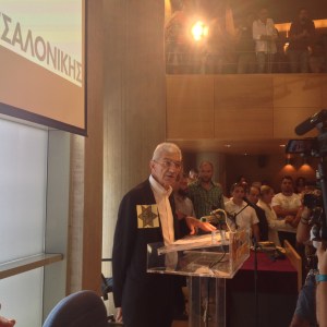 Ο δήμαρχος Θεσσαλονίκης, Γιάννης Μπουτάρης, με το αστέρι που οι ναζί ανάγκαζαν τους εβραίους να φορούν 