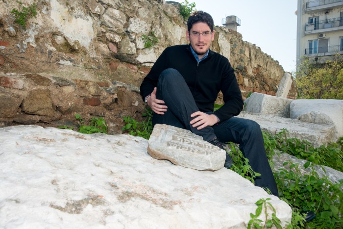 Ο υποψήφιος διδάκτορας Λεόν Σαλτιέλ. Η πλάκα μπροστά του είναι μία από τις εκατοντάδες διάσπαρτες ταφόπλακες απο το εβραϊκό νεκροταφείο. Πολύ περισσότερες είναι αθέατες. Χρησιμοποιήθηκαν ως οικοδομικό υλικό σε δρόμους, πλατείες και κατοικίες