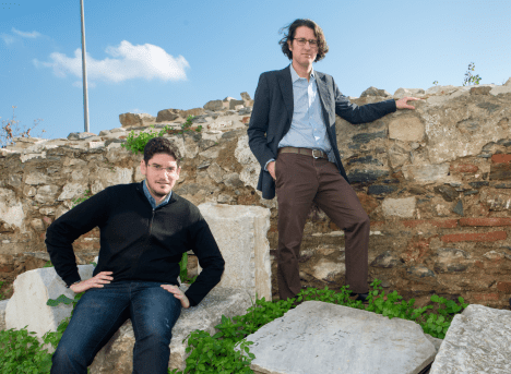 O  επίκουρος καθηγητής Ντέβιν Νάαρ με τον υποψήφιο διδάκτορα Λεόν Σαλτιέλ. Στη φωτογραφία διακρίνεται μί απο τις εκατοντάδες διάσπαρτες ταφόπλακες από το κατεστραμμένο εβραϊκό νεκροταφείο