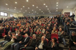 Κατάμεστο το θέατρο